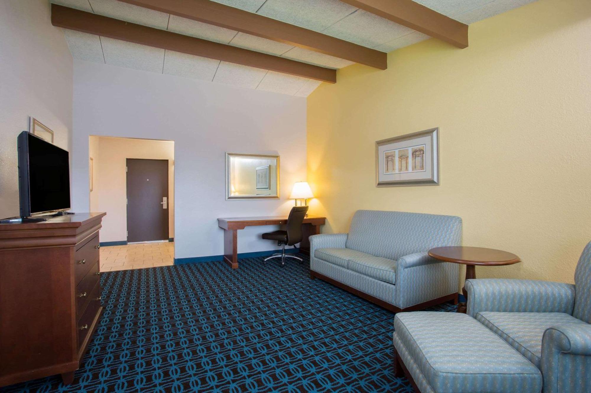 One-Bedroom King Suite - Non-Smoking
