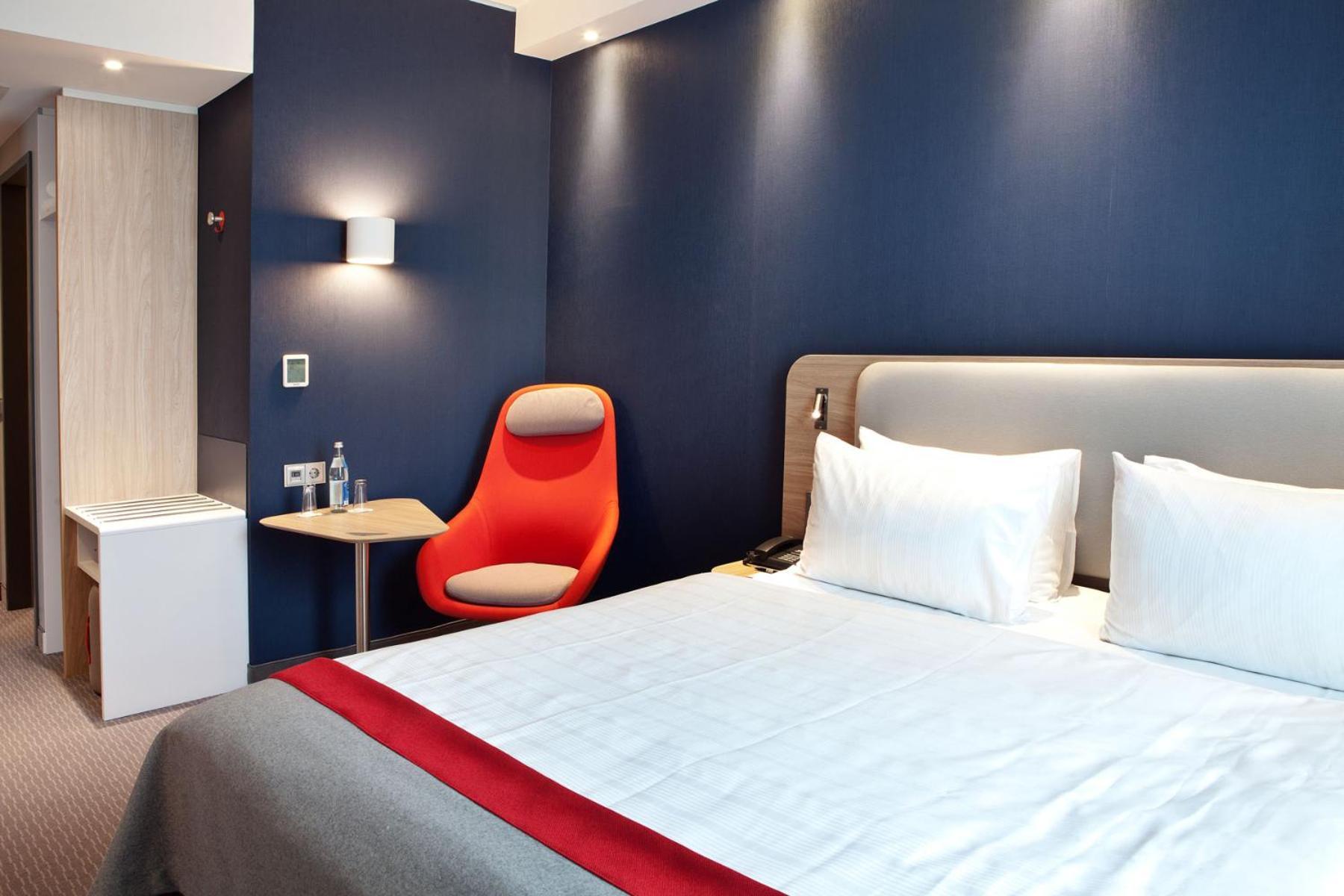 Standard Zimmer mit 1 Doppelbett und Stadtblick