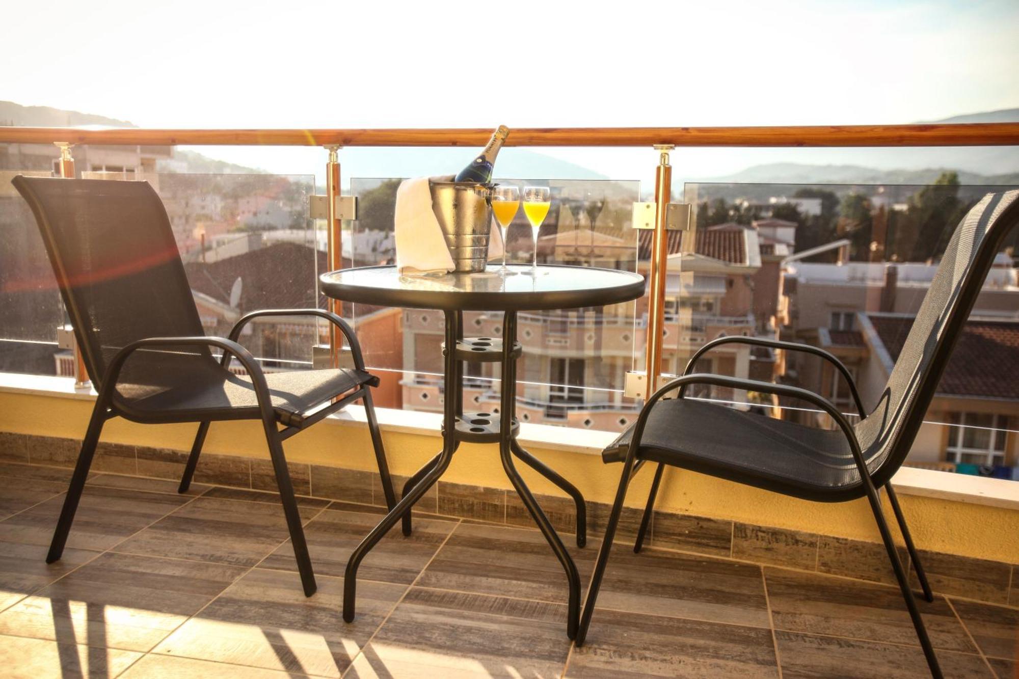 Dreibettzimmer mit Balkon