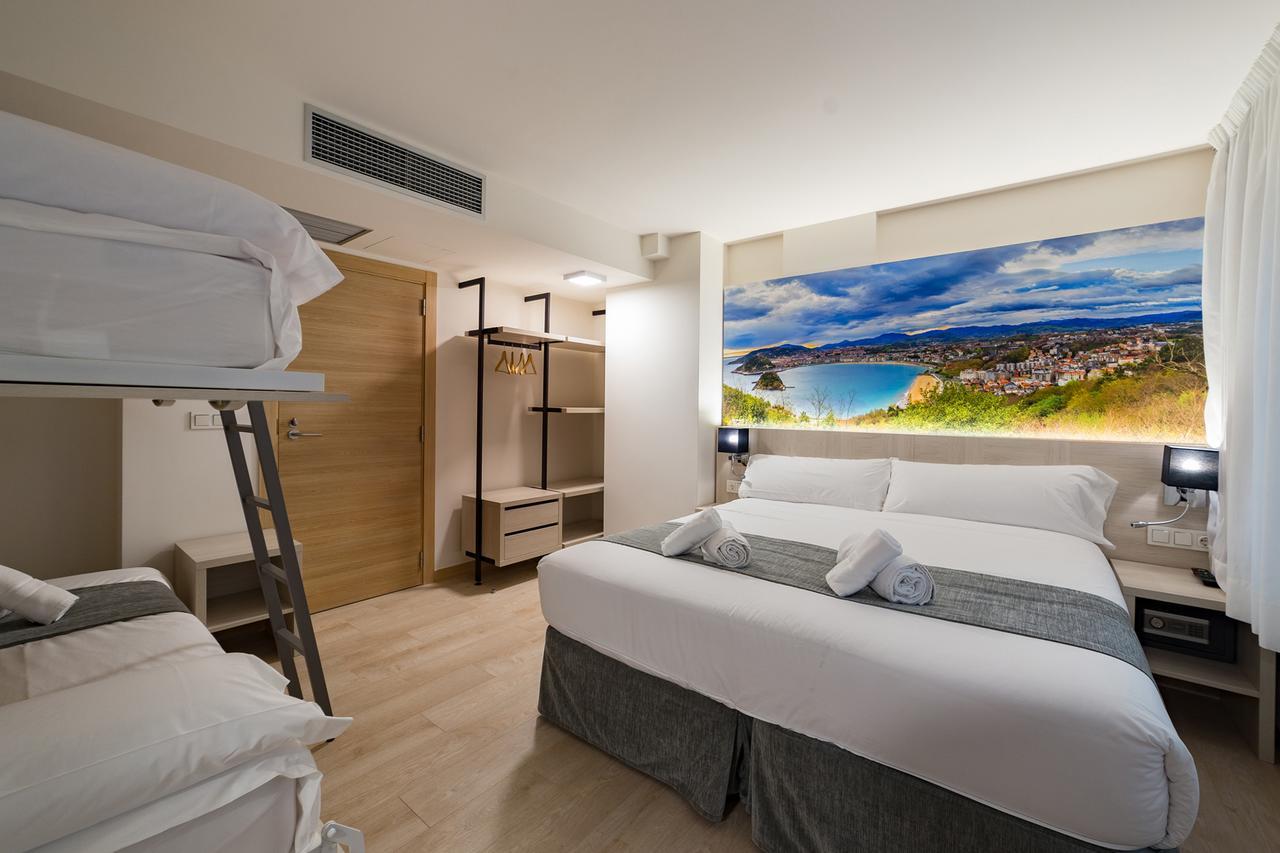 Classic Quadruple Room Interior,718378087:JPEG