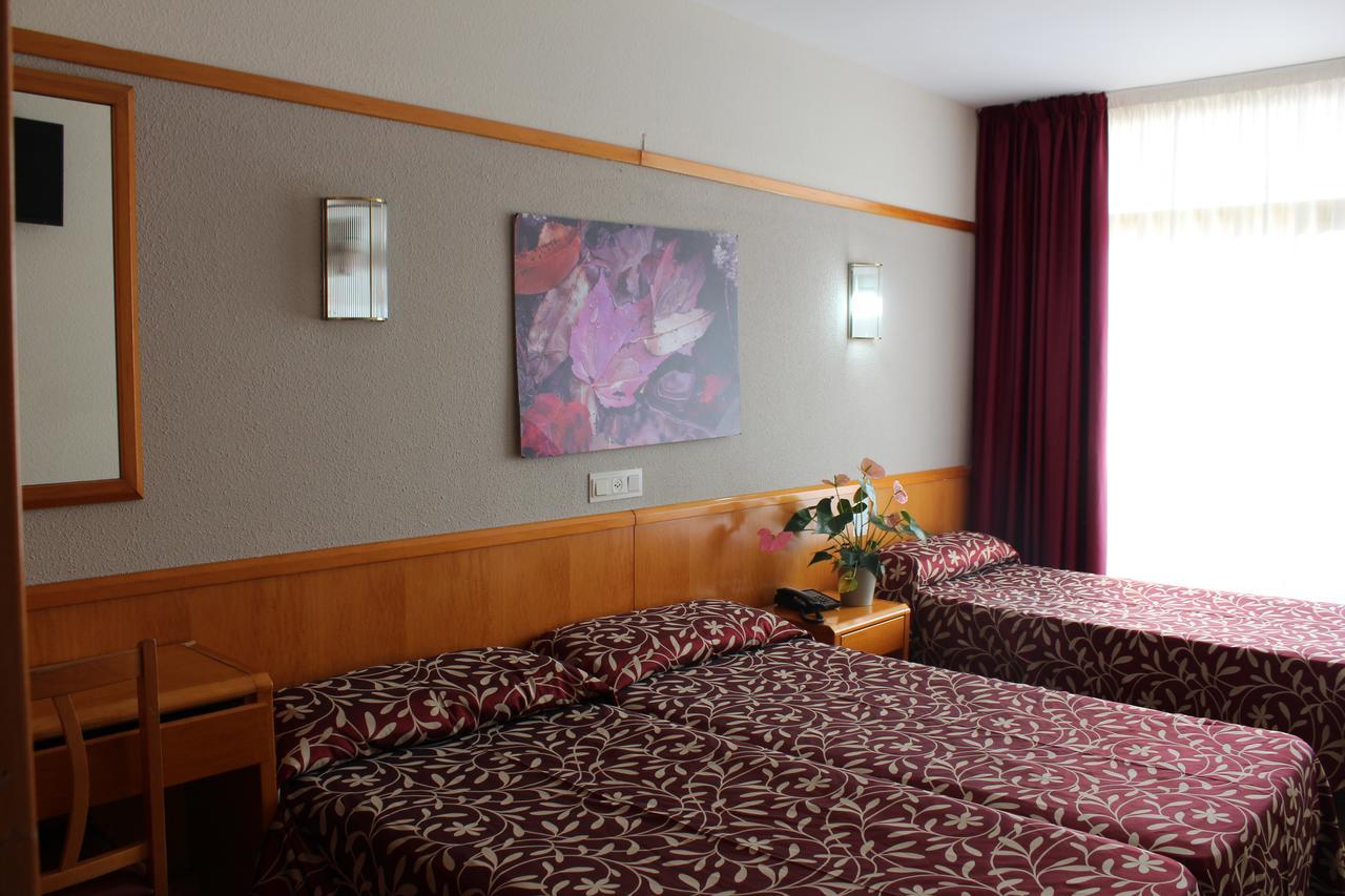 Driepersoonskamer met 3 Bedden (2 Volwassenen en 1 Kind)