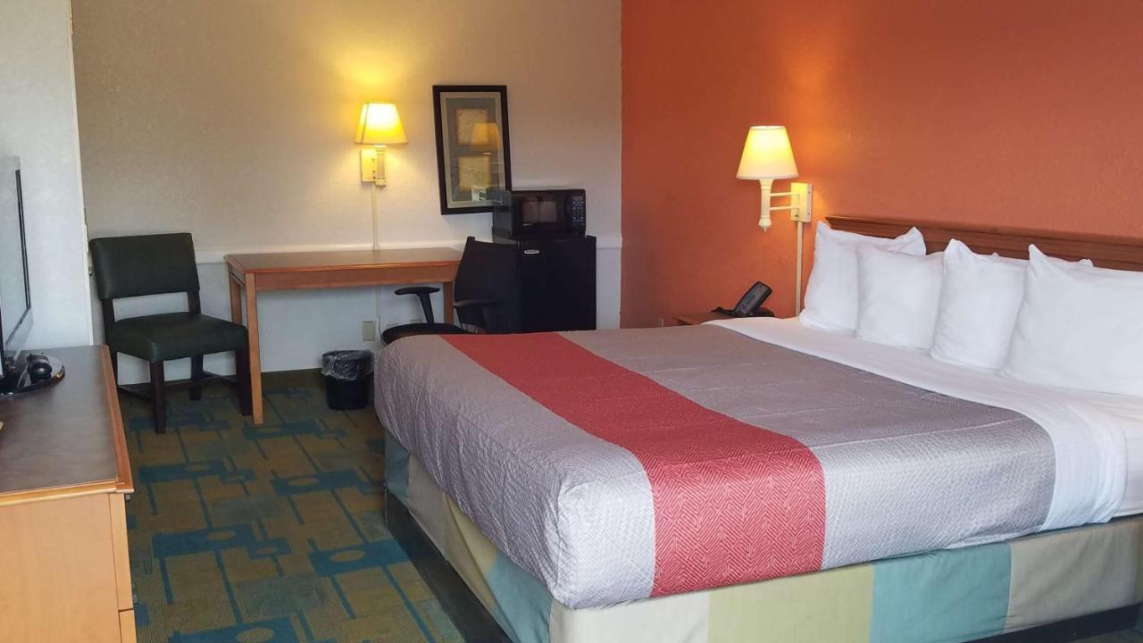 Deluxe King Room - Non-Smoking