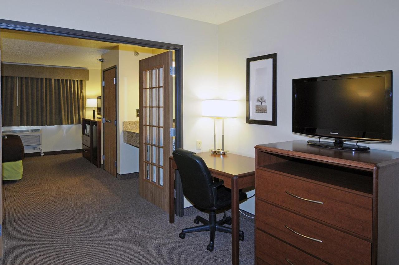 One-Bedroom Deluxe King Suite - Non-Smoking