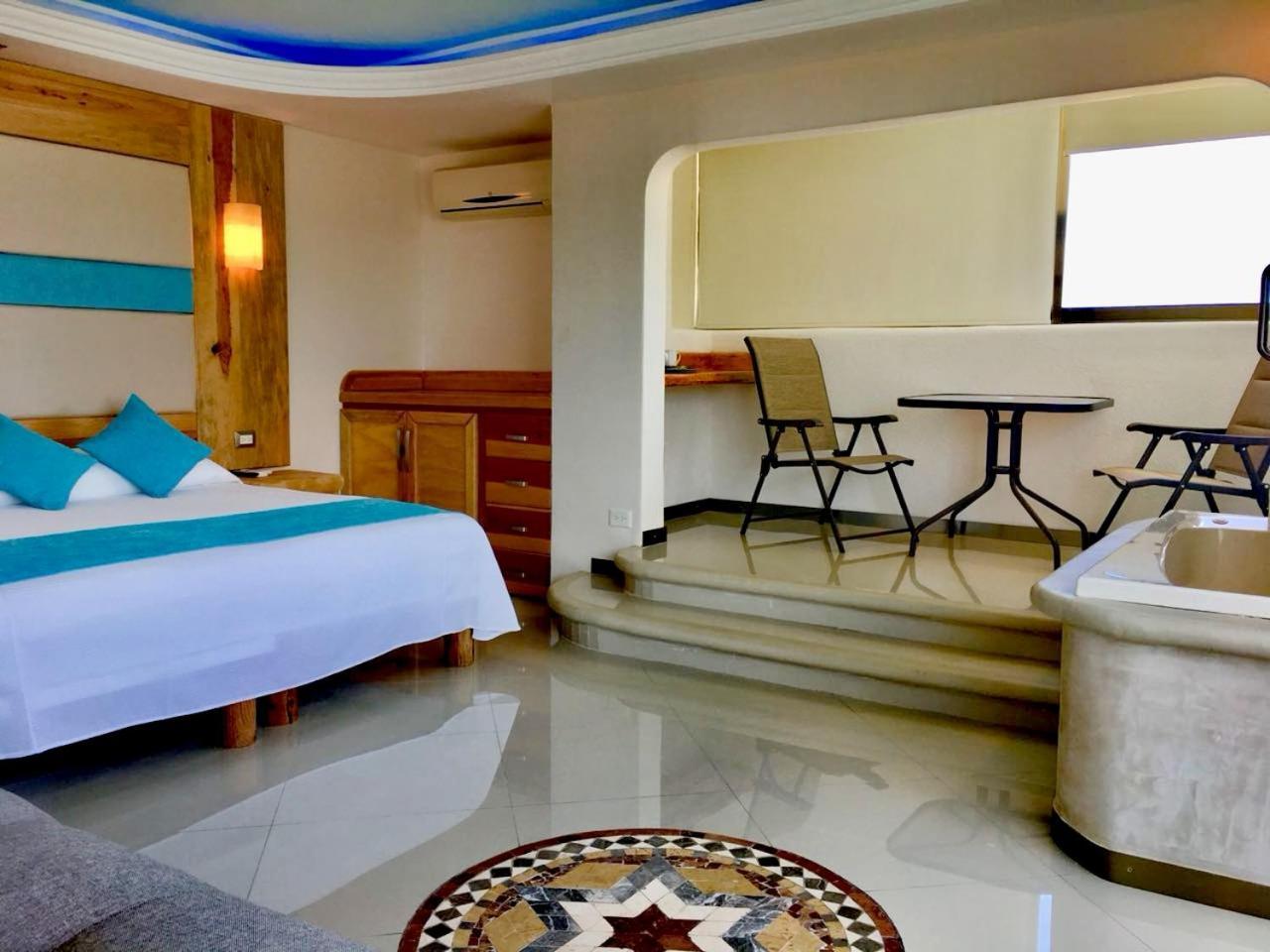 Suíte com Cama King-size e Banheira de Hidromassagem