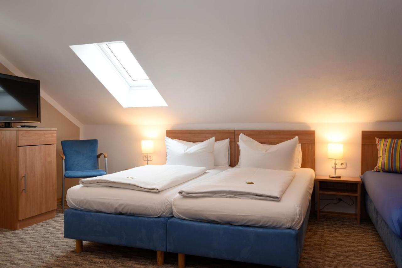 Doppel-/Zweibettzimmer mit Bad