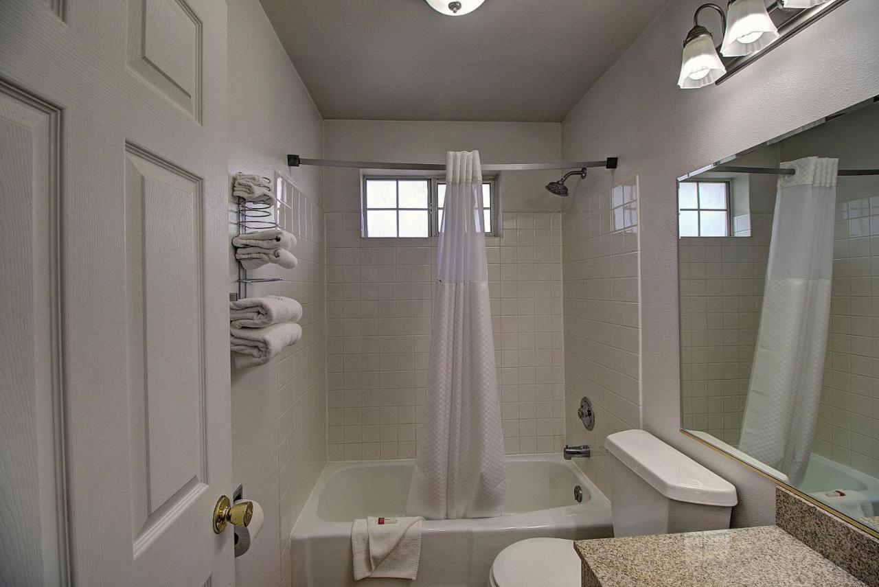 Queen Room - Pet Friendly/Non-Smoking