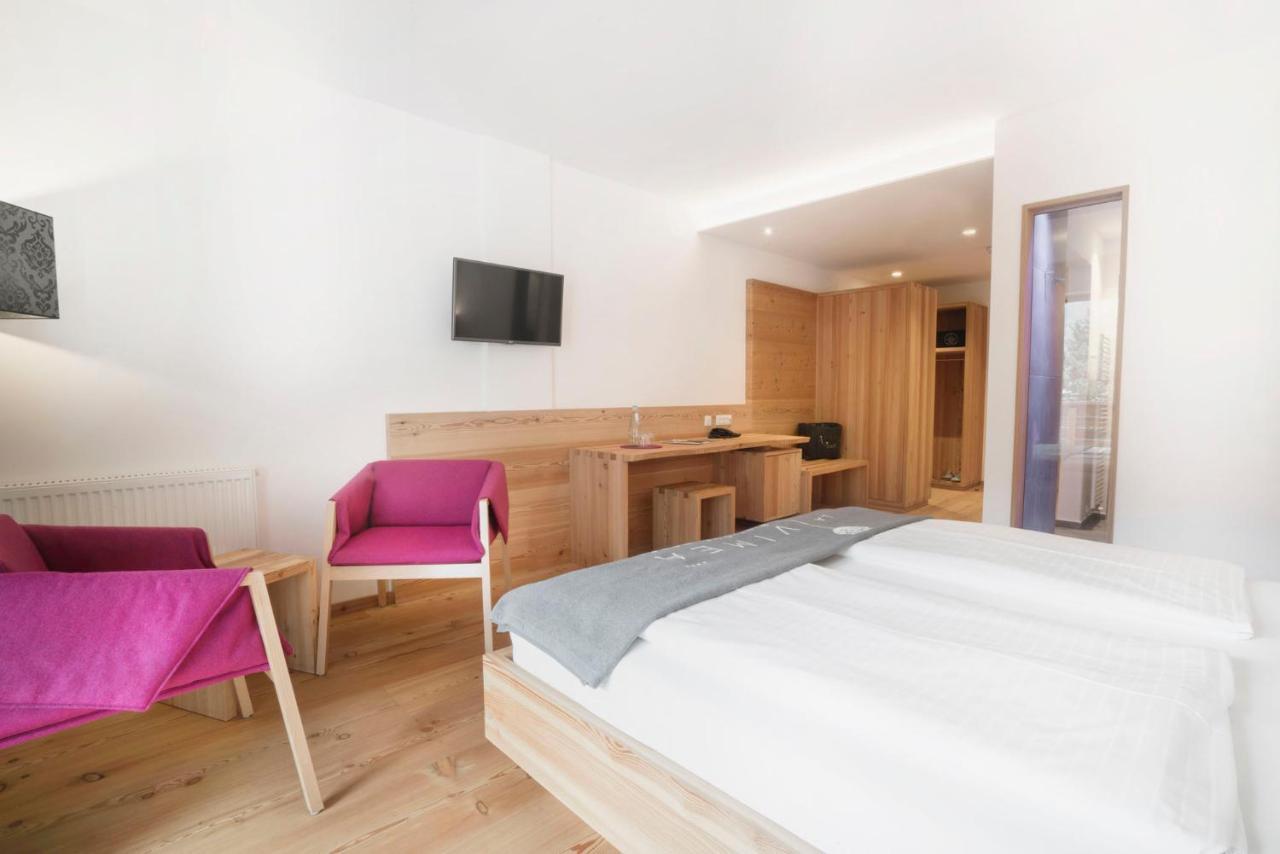 Zimmer mit Kingsize-Bett und Balkon