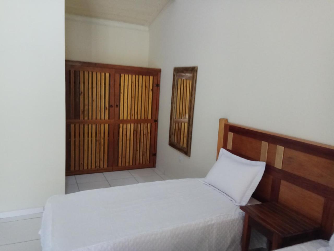 Quarto Grande com 2 Camas de Solteiro