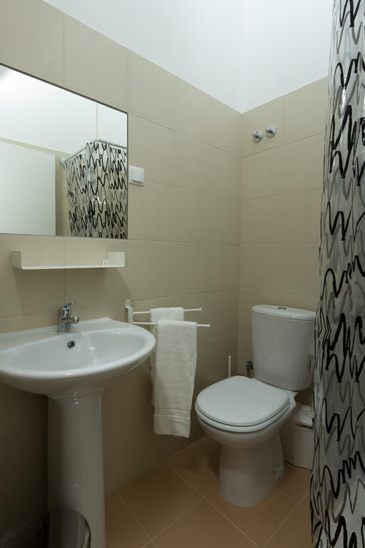 Quarto Twin Interior com Casa de Banho Partilhada