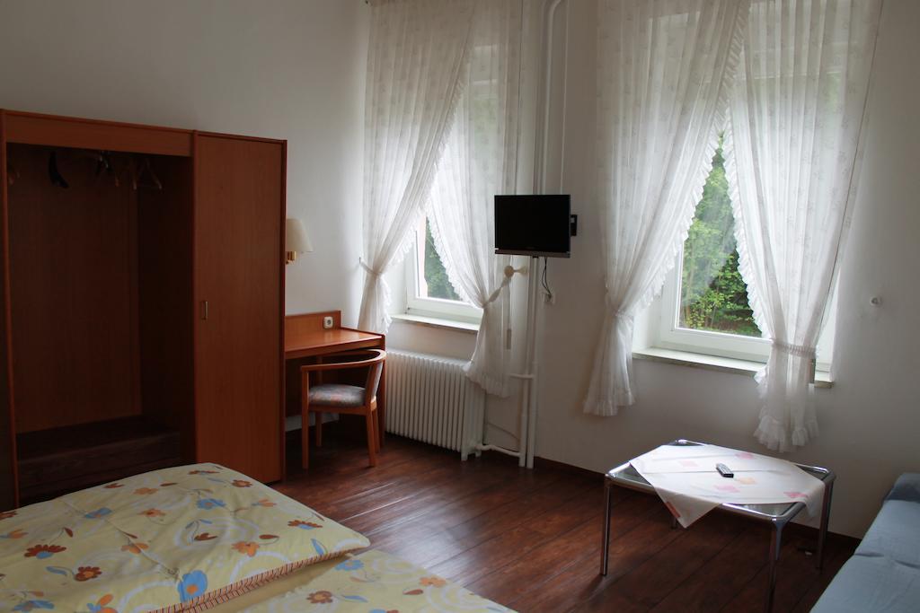 Doppel- oder Zweibettzimmer