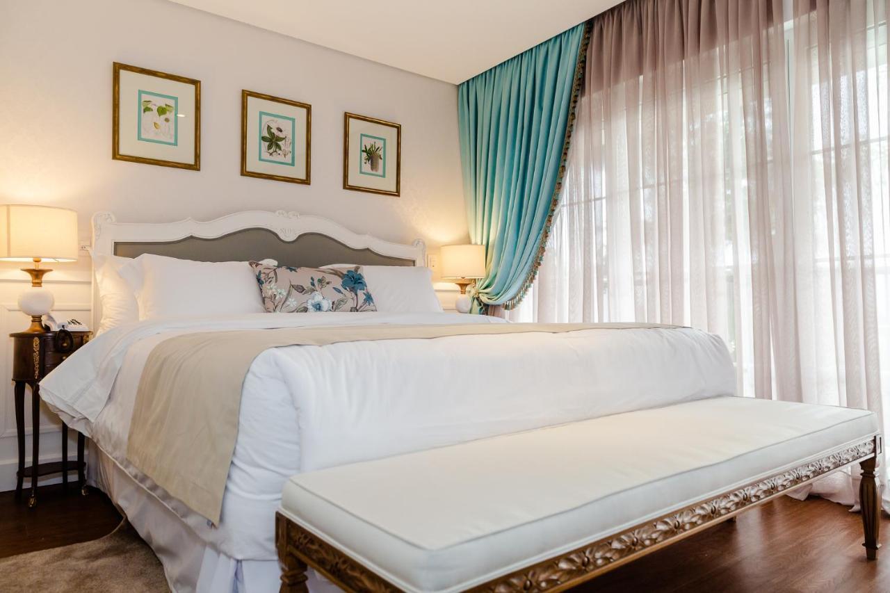 Quarto com Cama King-size e Banheira de Hidromassagem
