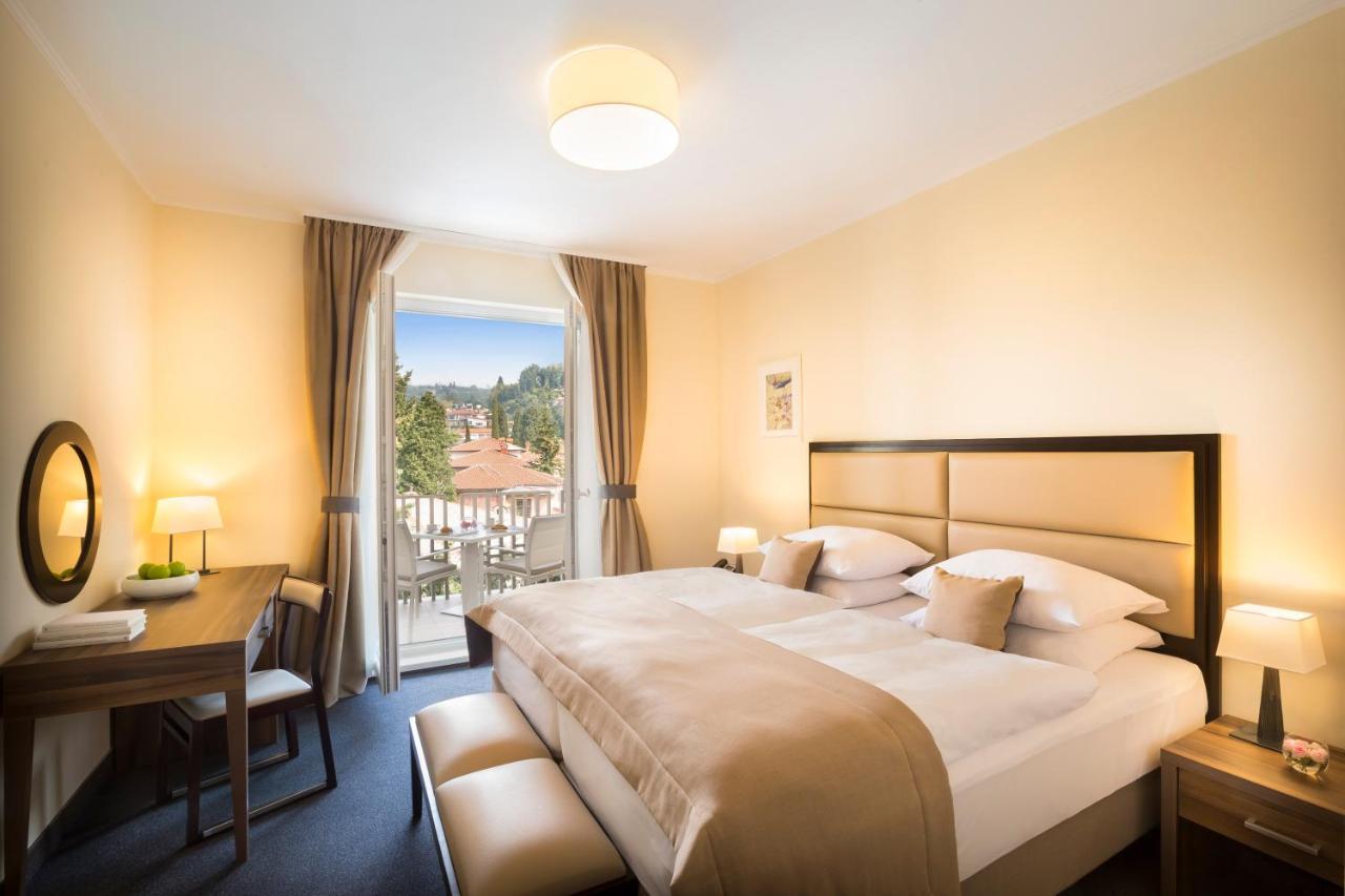 Standard Twin Room with Park View and Balcony
