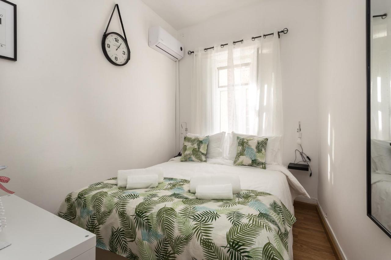 Quarto Duplo Pequeno com Banheiro Compartilhado