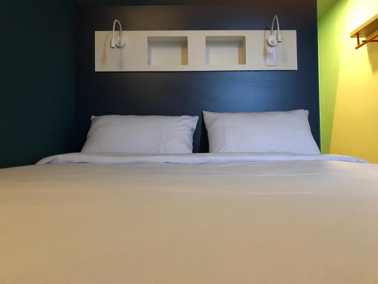 Quarto Econômico com cama casal e vista lateral cidade