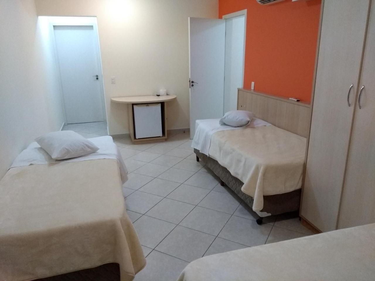 Quarto Triplo com Banheiro Privativo