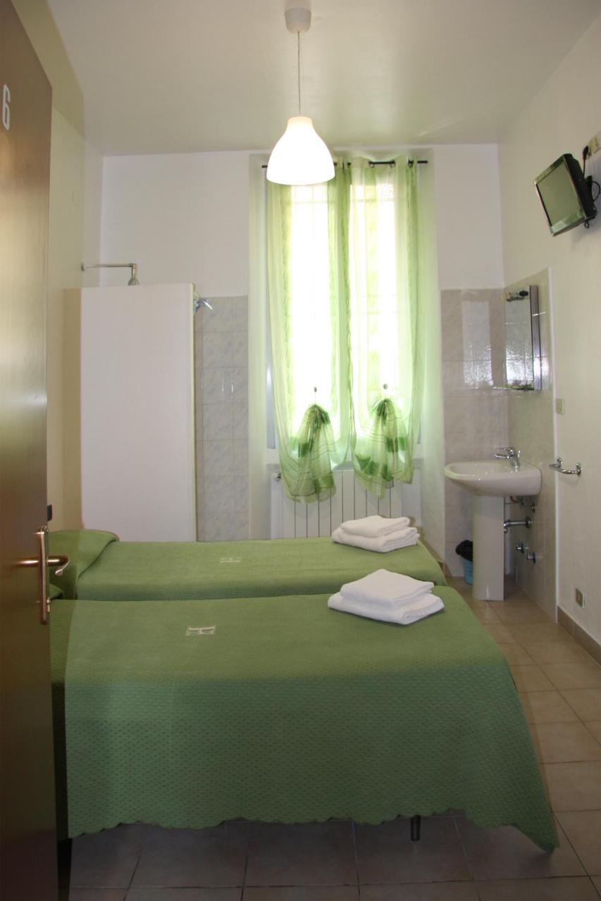 Camera Matrimoniale/Doppia con Letti Singoli con Bagno in Comune