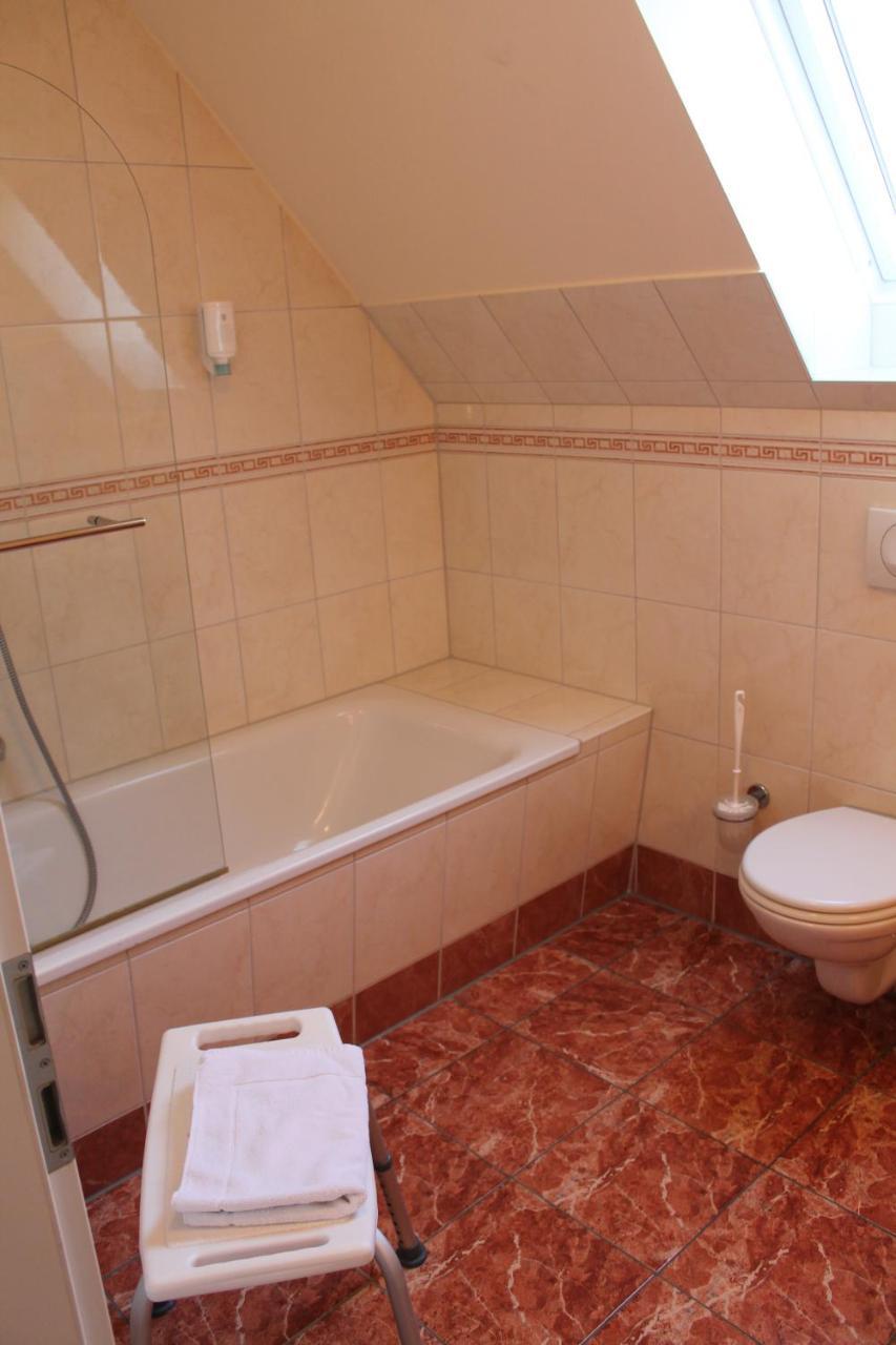 Doppelzimmer mit Balkon und Küchenzeile