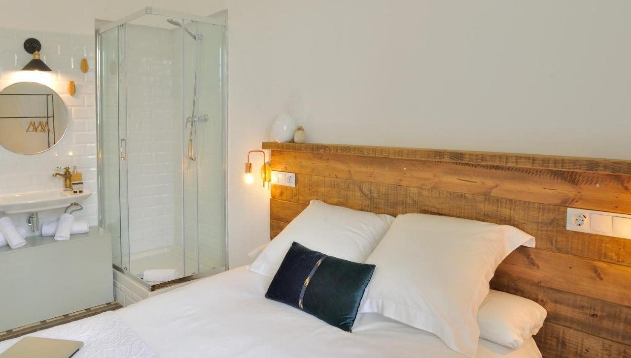 Quarto com 1 Cama de Casal ou 2 de Solteiro com Varanda e Banheiro Compartilhado