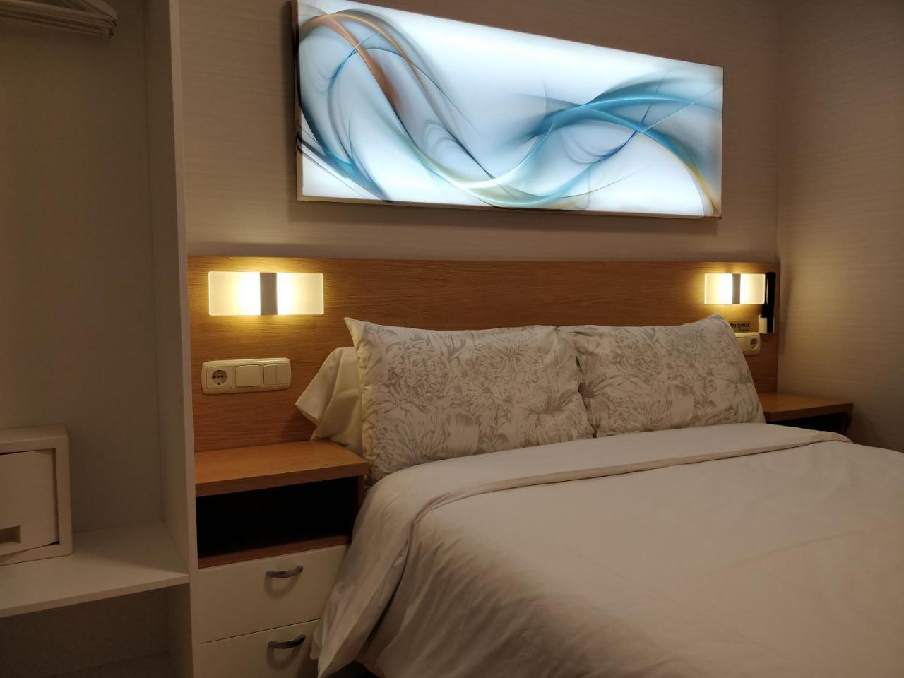 Single Room with Private Bathroom,925781524:JPEG