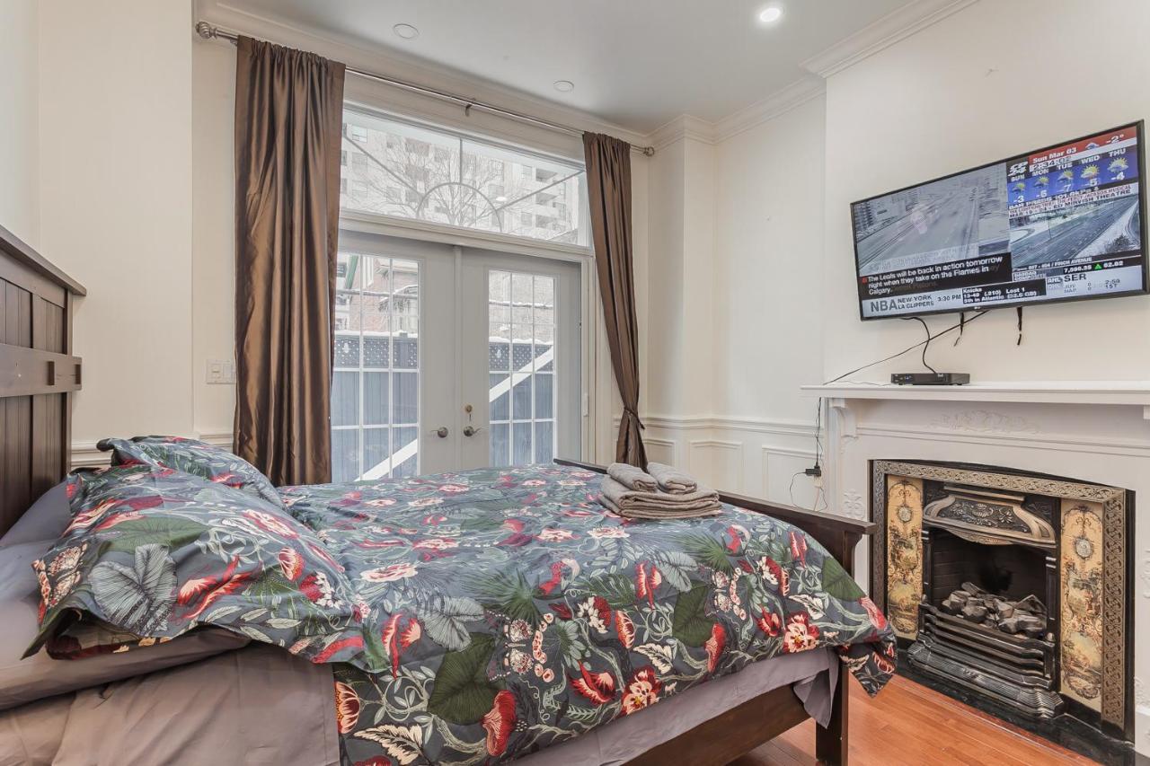 Zimmer mit Queensize-Bett und Balkon