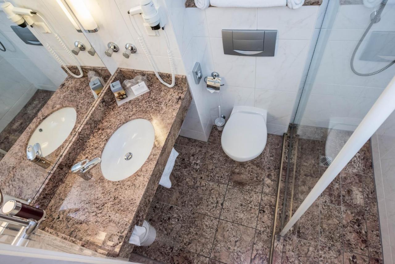 Standard Doppelzimmer mit Seeblick und Balkon