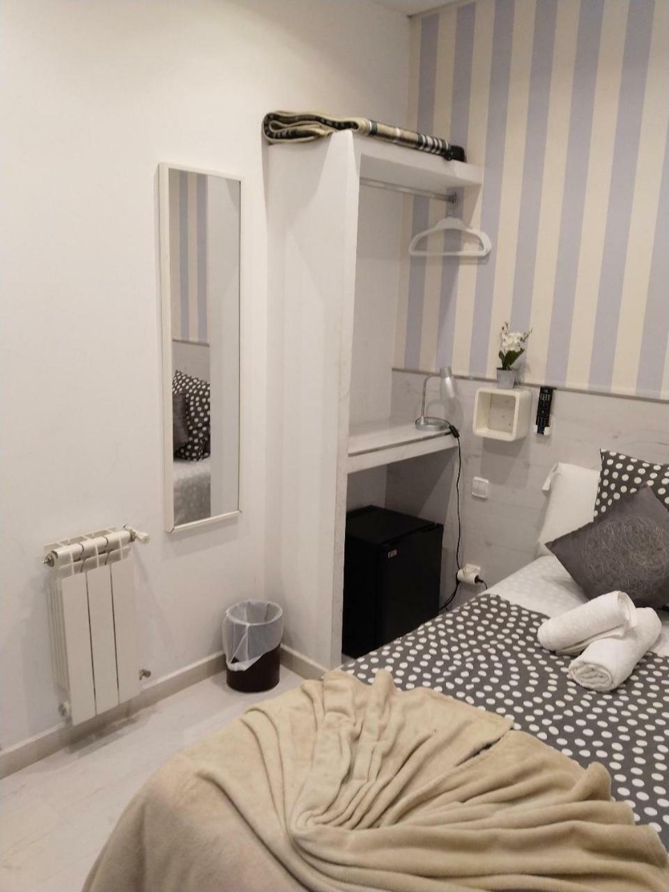 Single Room,779398818:JPEG