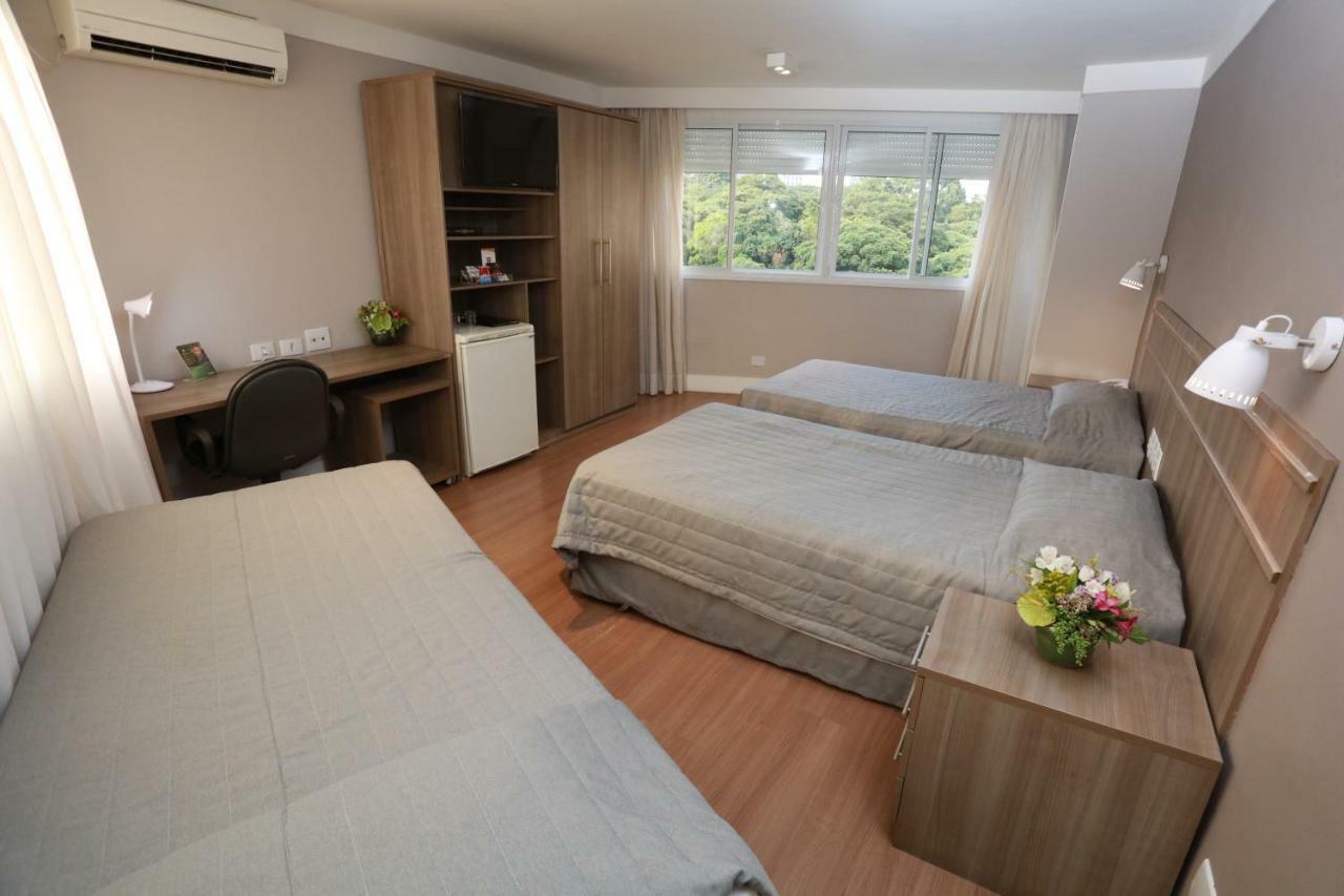 Quarto Triplo com 3 Camas de Solteiro