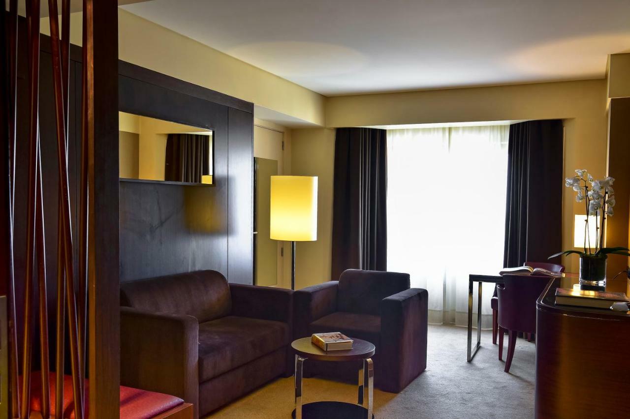 Executive Suite,784058754:JPEG