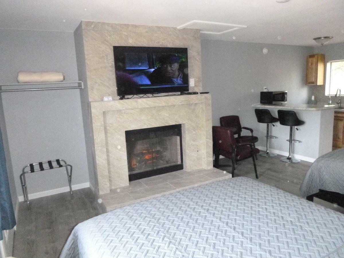 Deluxe Queen Room with Two Queen Beds