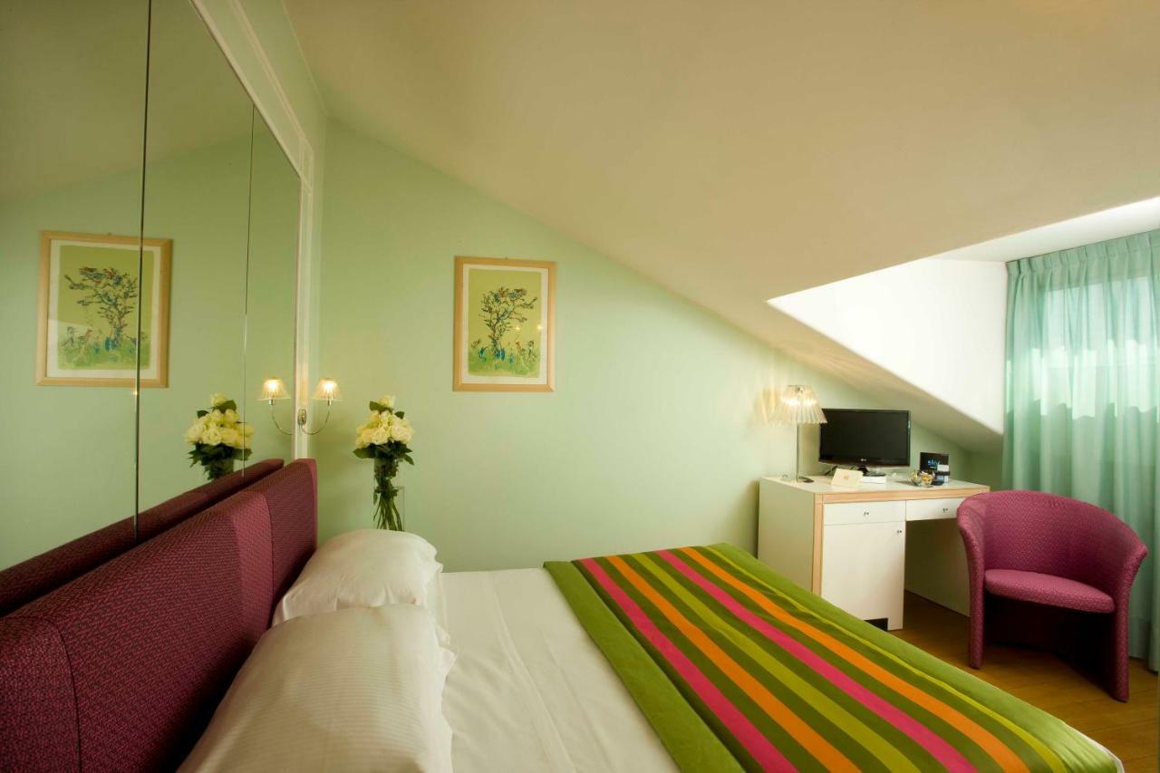 Economy Double or Twin Room,1137530065:JPEG