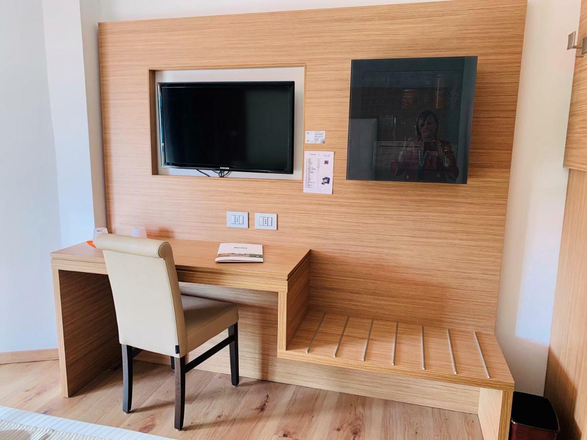 Standard Doppelzimmer mit Fenster und teilweisem Seeblick