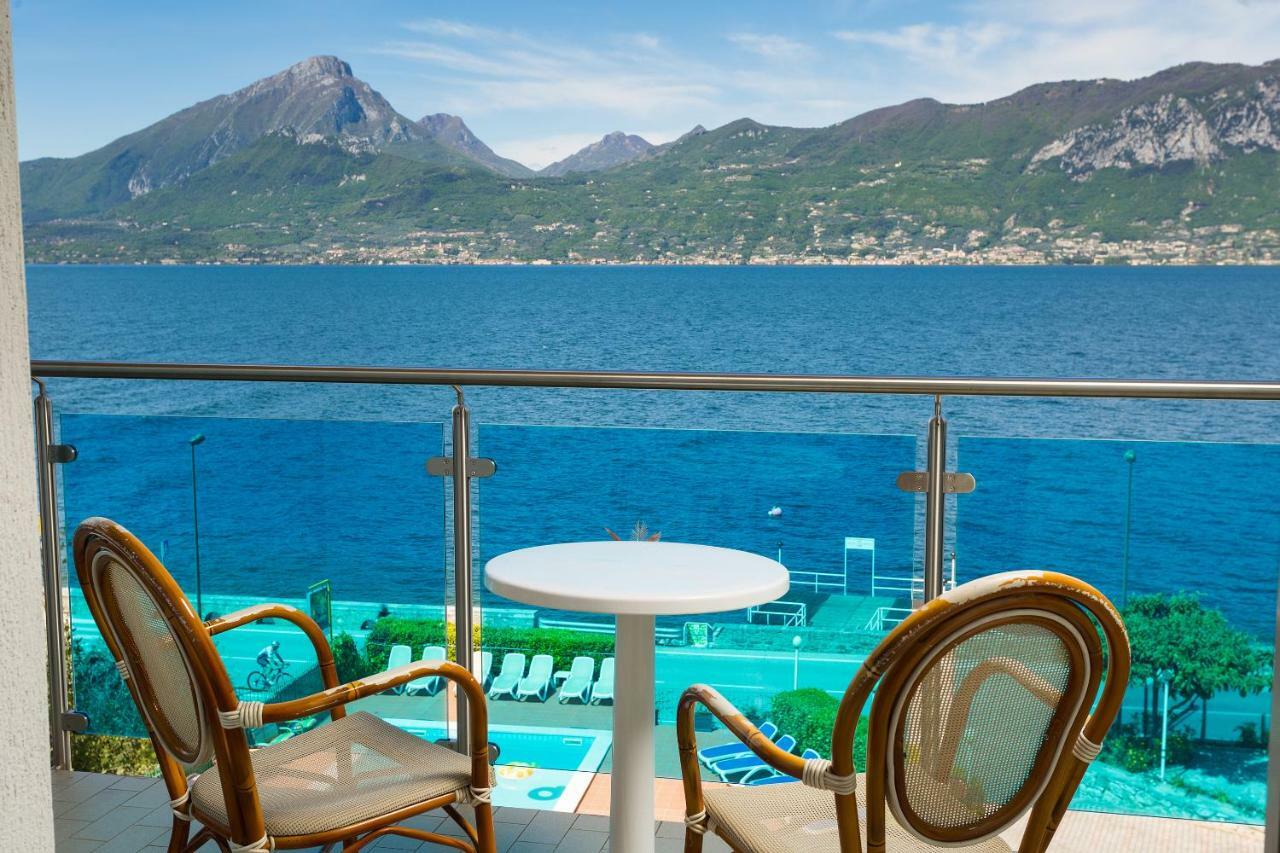 Camera Matrimoniale/Doppia con Letti Singoli con Balcone e Vista Lago
