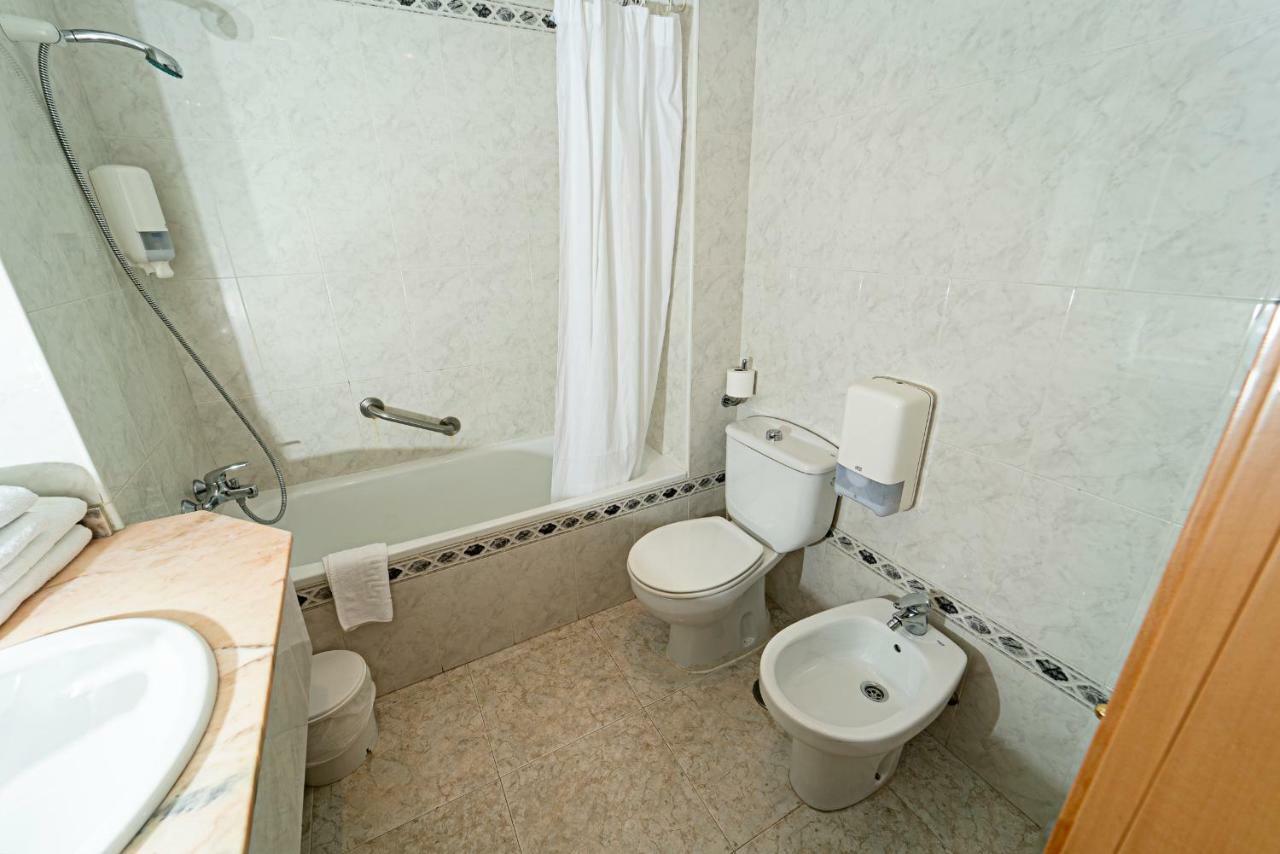Habitación con cama grande y balcón