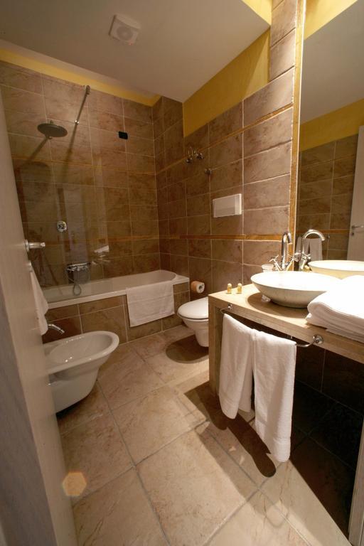 Camera Matrimoniale/Doppia con Letti Singoli con Vista Piscina