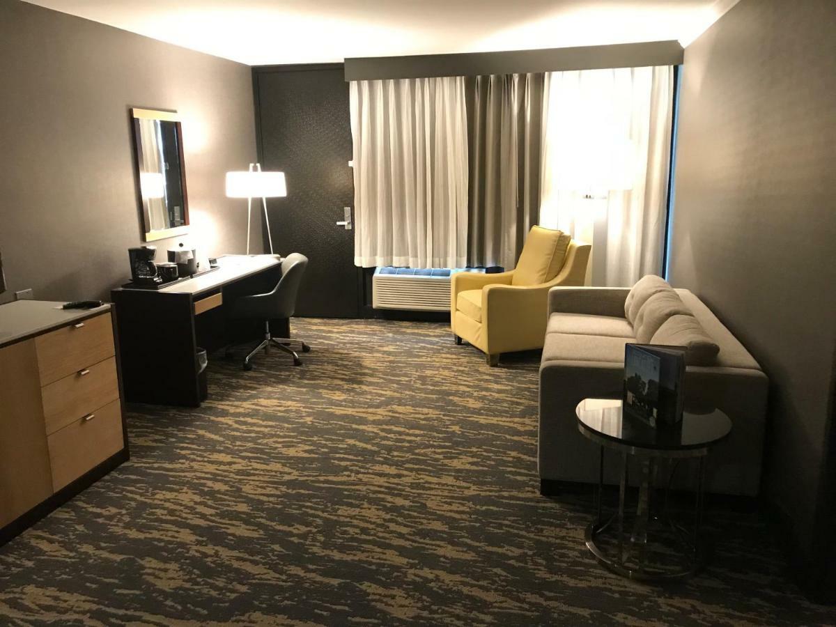 1 King Bed, One Bedroom Pool View Suite, Non-Smoking