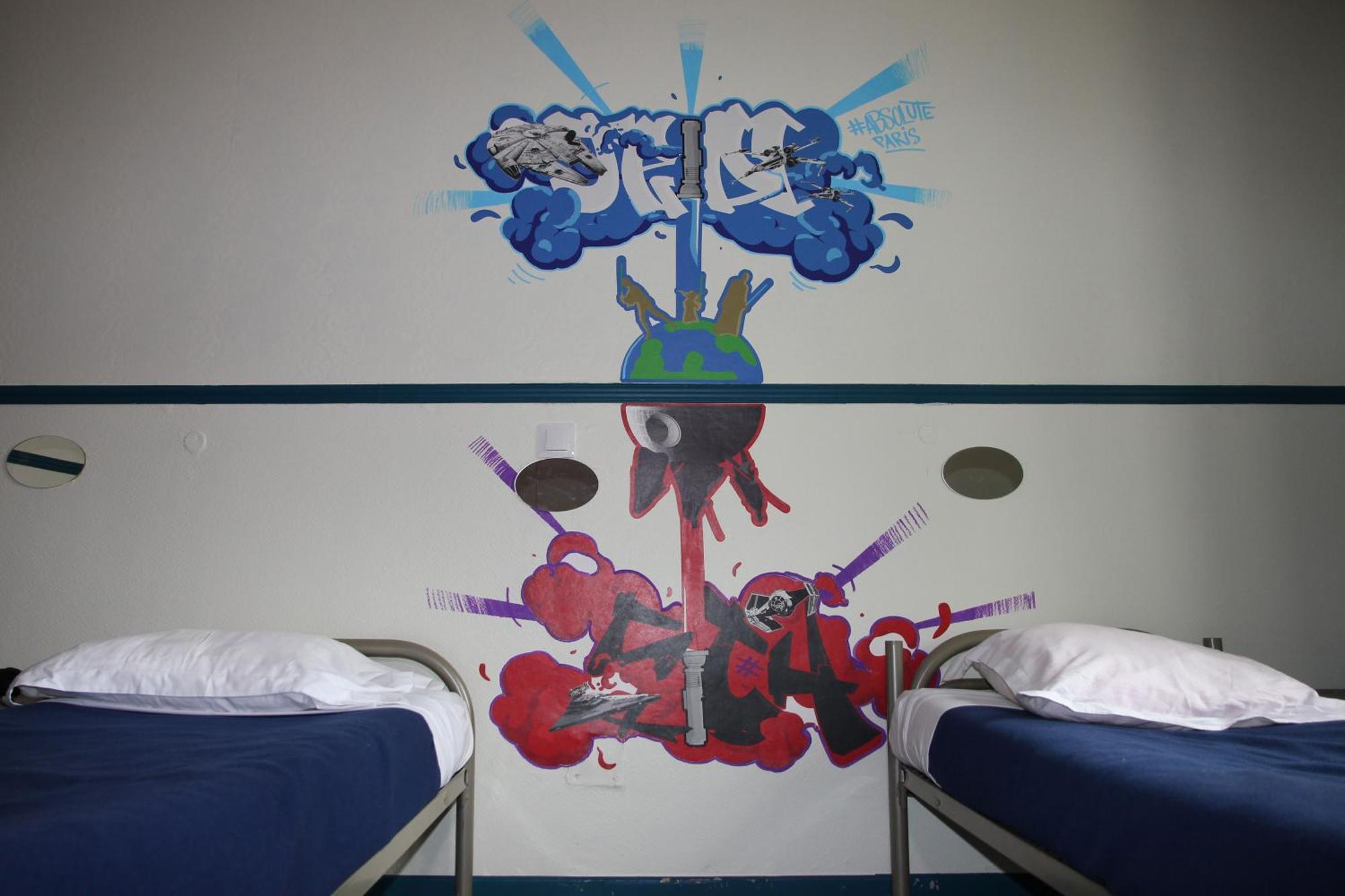 Cama em Dormitório Misto com 3 Camas e Duche