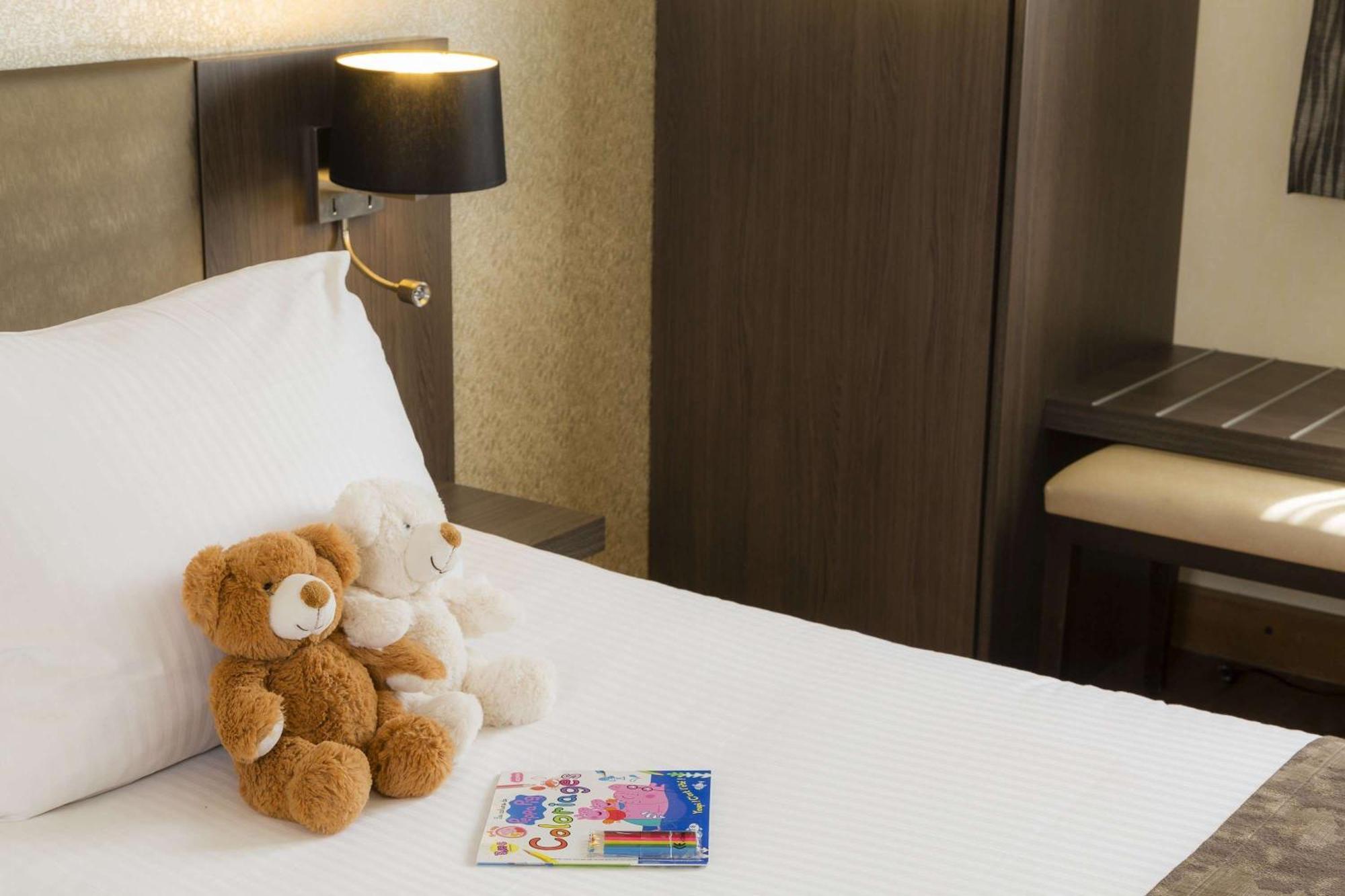 Chambre Lit Queen-Size Familiale avec 2 Lits Simples