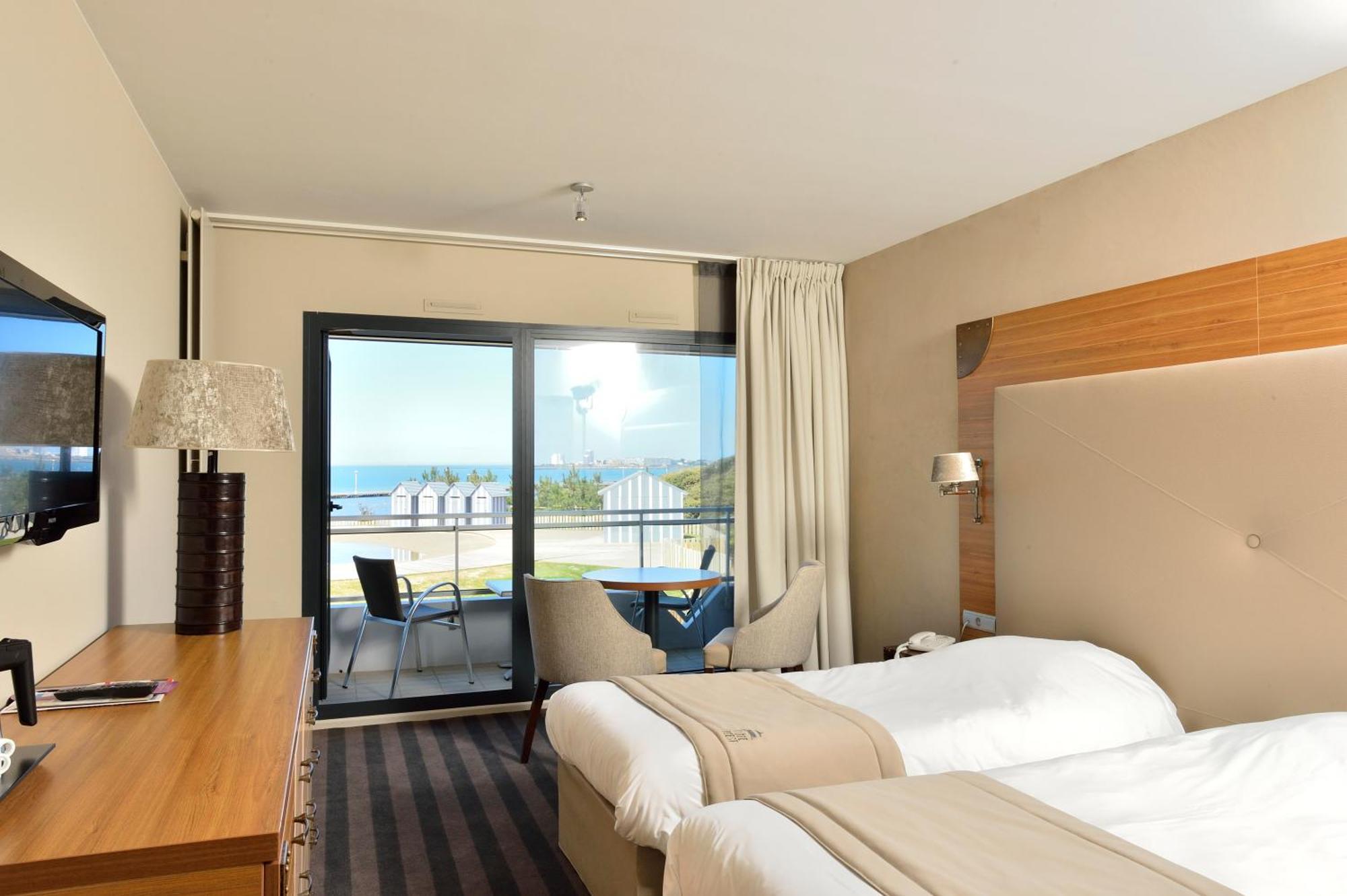 Classic Room with Queen Bed or Two Single Beds, Balcony and Sea View,1717001151:JPEG