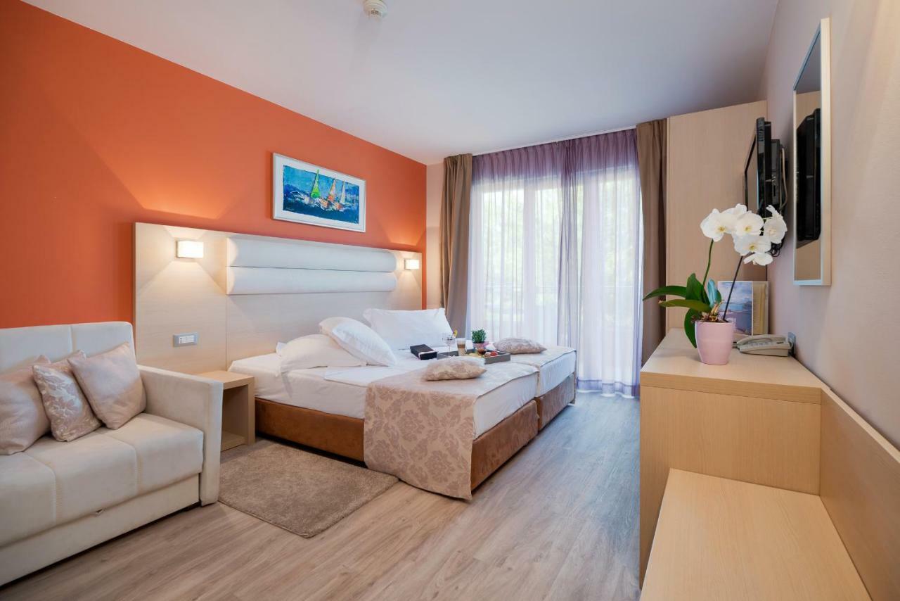 Doppel-/Zweibettzimmer mit Balkon und Meerblick