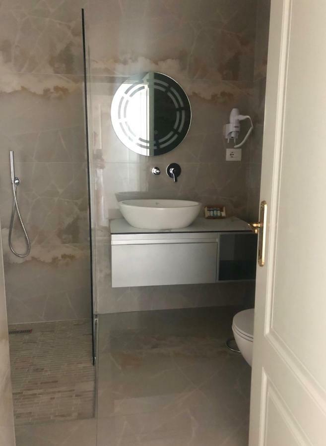 Deluxe Doppelzimmer mit seitlichem Meerblick