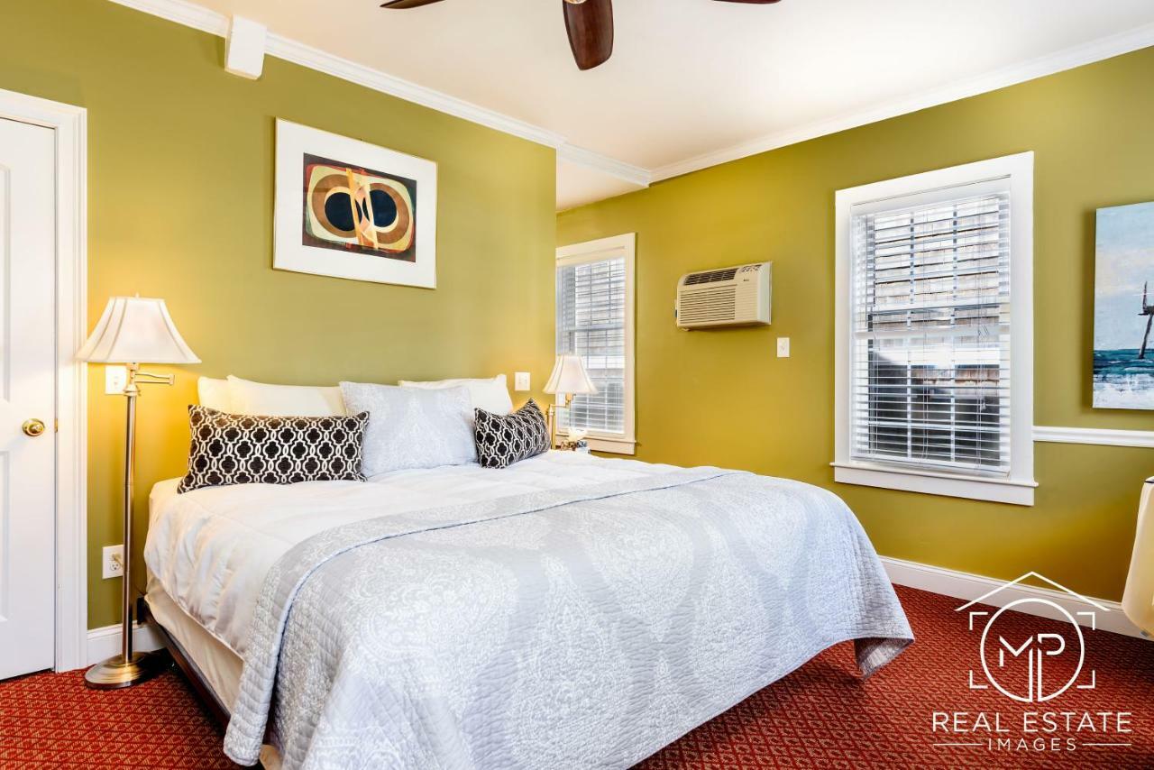 Room 7 - Brittany Room - Studio Suite 1 King Bed and 1 Queen Pull Out Couch