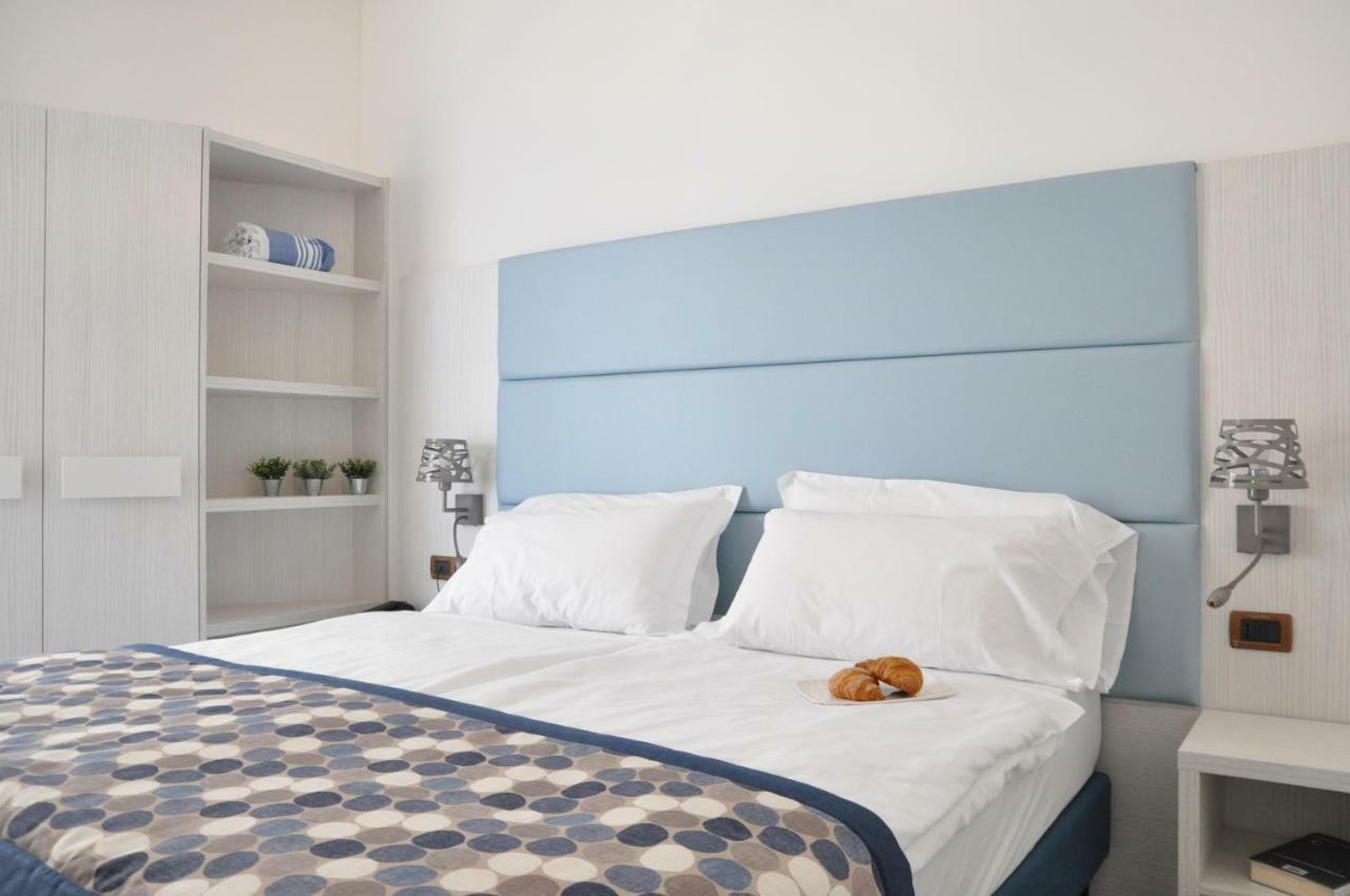 Doppel- oder Zweibettzimmer mit seitlichem Meerblick
