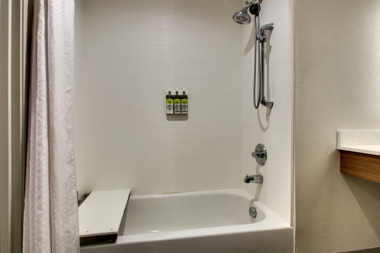 Queen Room with Two Queen Beds - Hearing Accessible