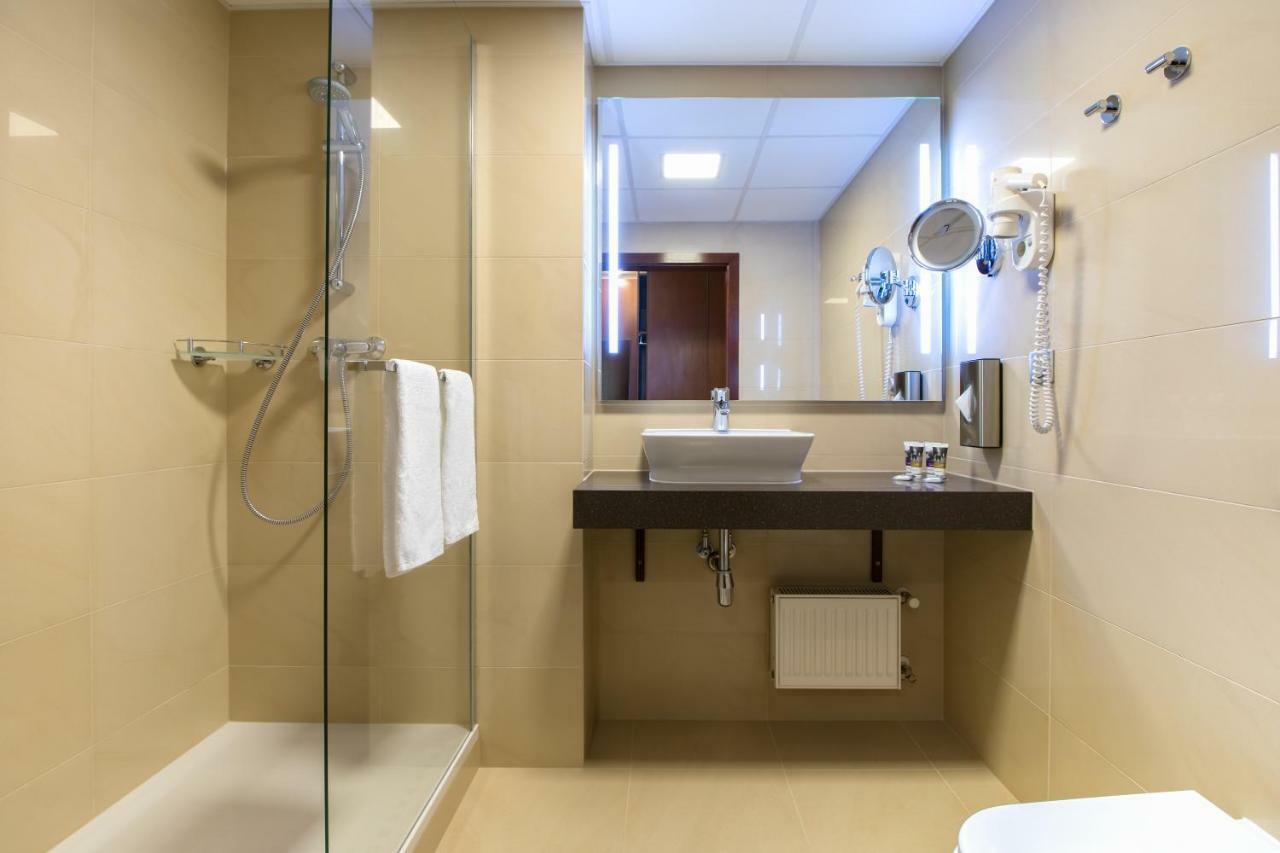 Classic Room with double bed and sofa and City View