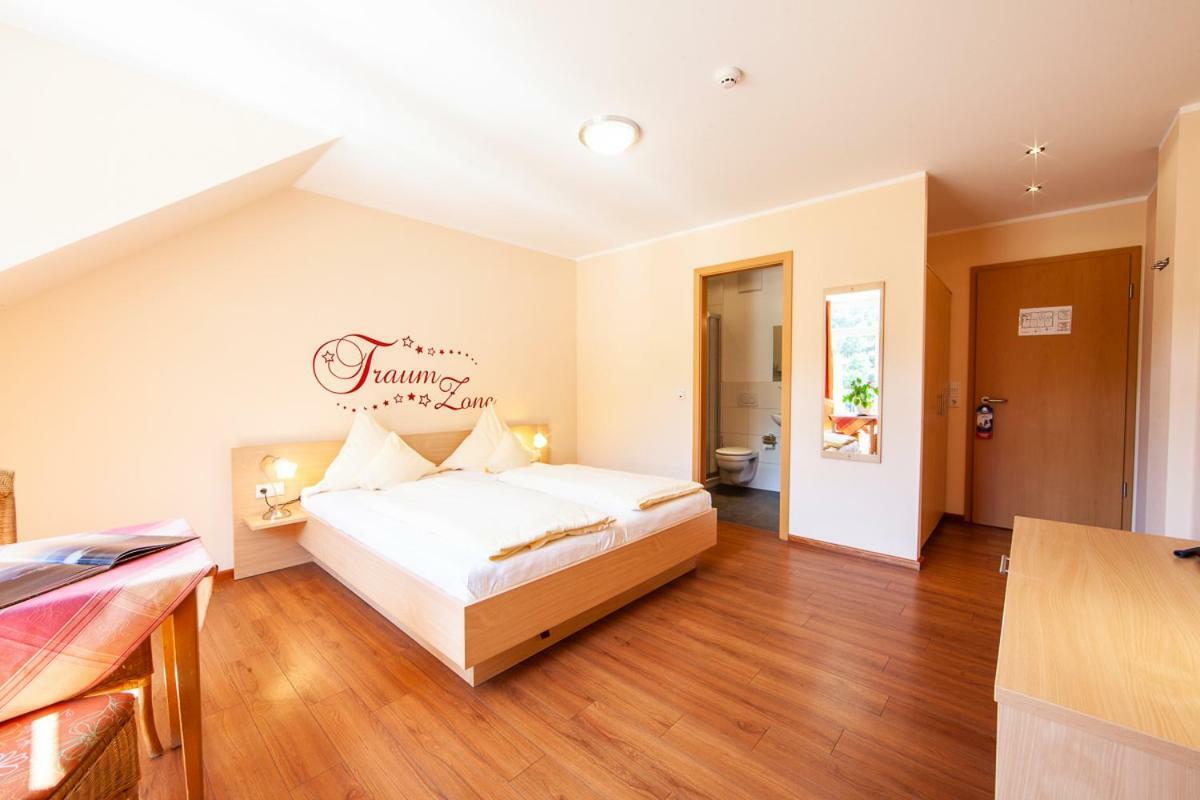 Doppel- oder Zweibettzimmer