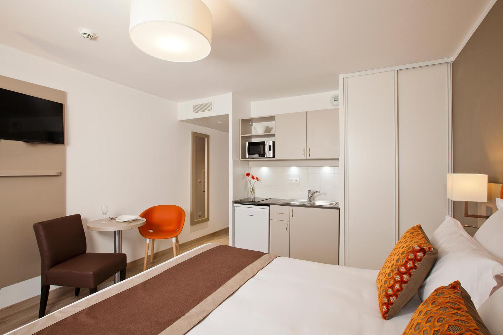 Studio Double Bed or Twin Beds,843479825:JPEG