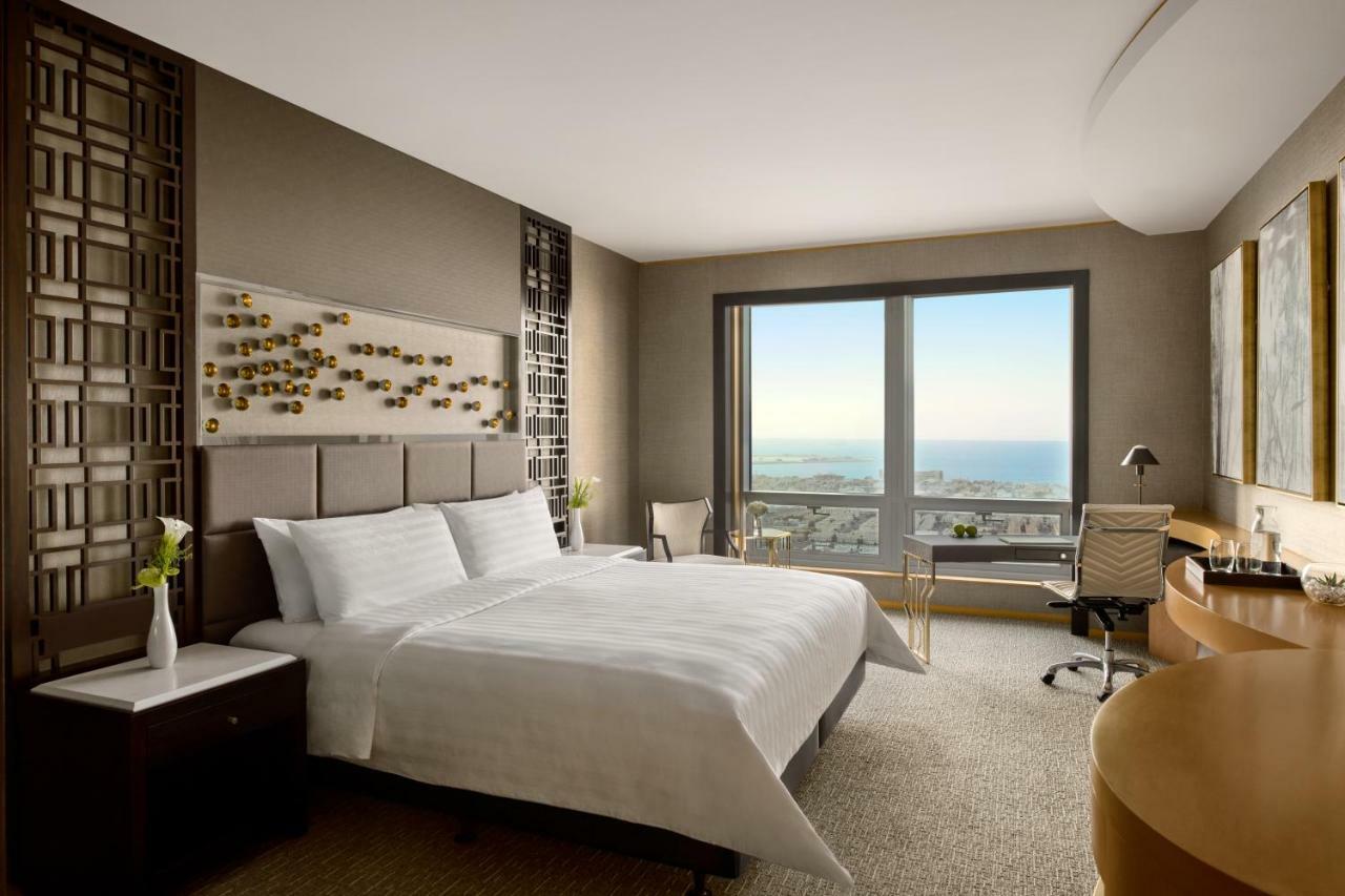 Habitación Club Horizon con cama extragrande y acceso al salón, que incluye té de la tarde, refrescos durante todo el día, veladas y canapés