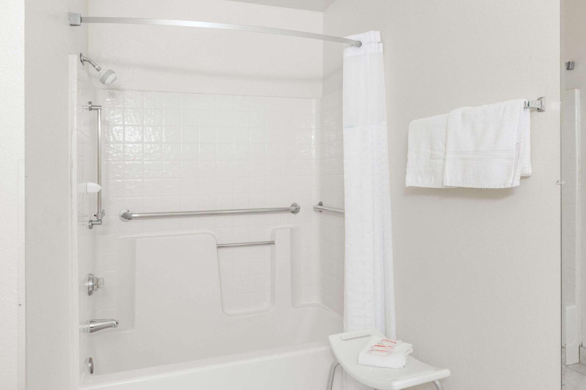 Queen Room - Mobility Access/Non-Smoking