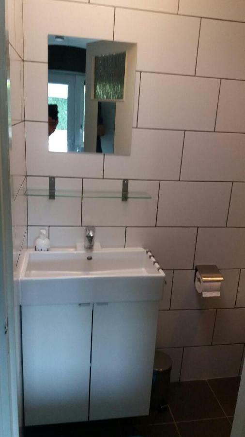 Tweepersoonskamer met 2 Aparte Bedden en Badkamer