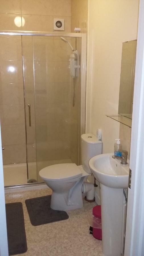 Quarto com 2 Camas de Solteiro e Banheiro Compartilhado